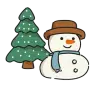 Schneemann mit Hut und Schal neben einem Tannenbaum